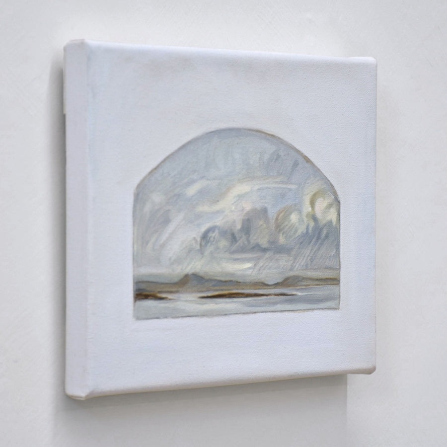 Ciel d’hiver III de Vanessa Locatelli est un petit format à l’huile représentant une fenêtre ouverte sur l’archipel du Kamouraska et ses nuages vaporeux.