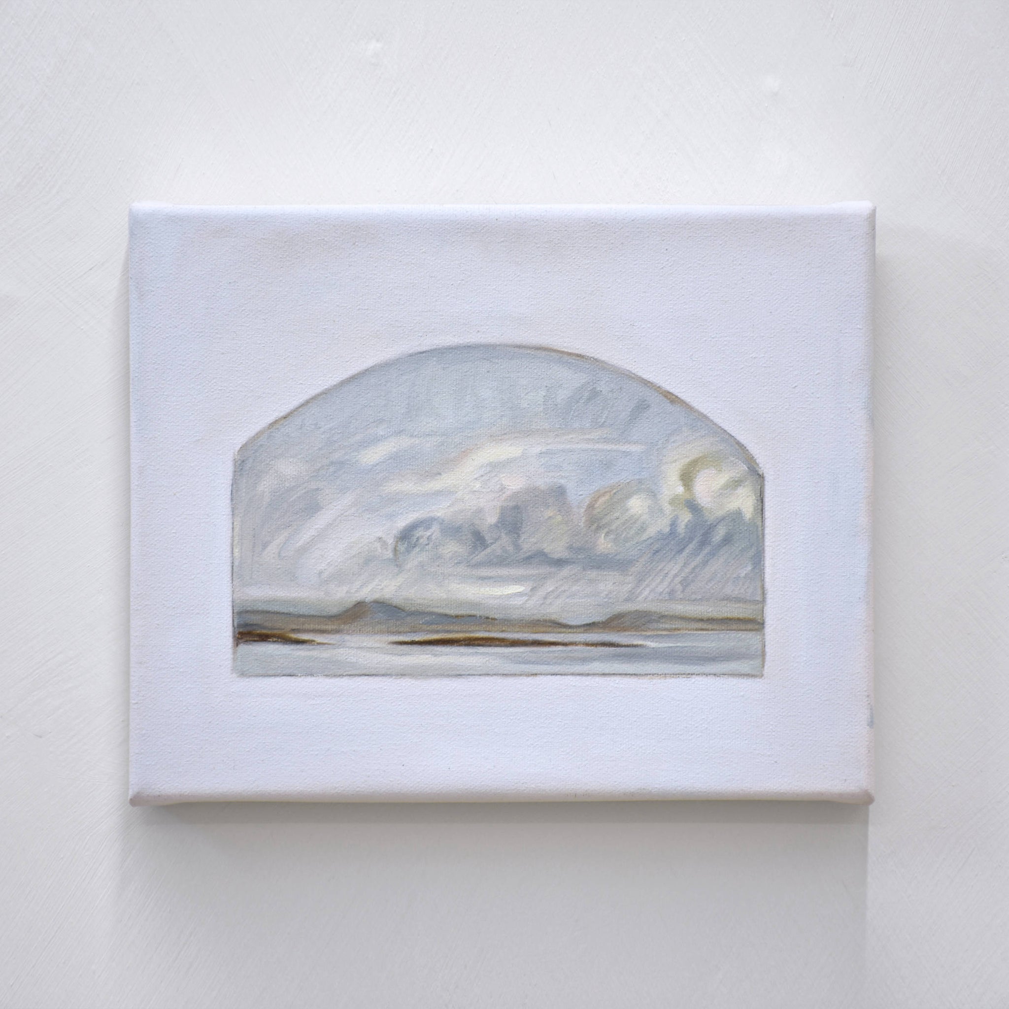 Ciel d’hiver III de Vanessa Locatelli est un petit format à l’huile représentant une fenêtre ouverte sur l’archipel du Kamouraska et ses nuages vaporeux.