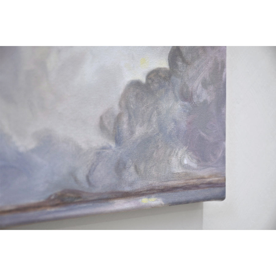 Ciel d’hiver II de Vanessa Locatelli est une œuvre vaporeuse réalisée à l’huile sur toile. Un soleil jaune perce à travers les cumulonimbus au-dessus du fleuve.