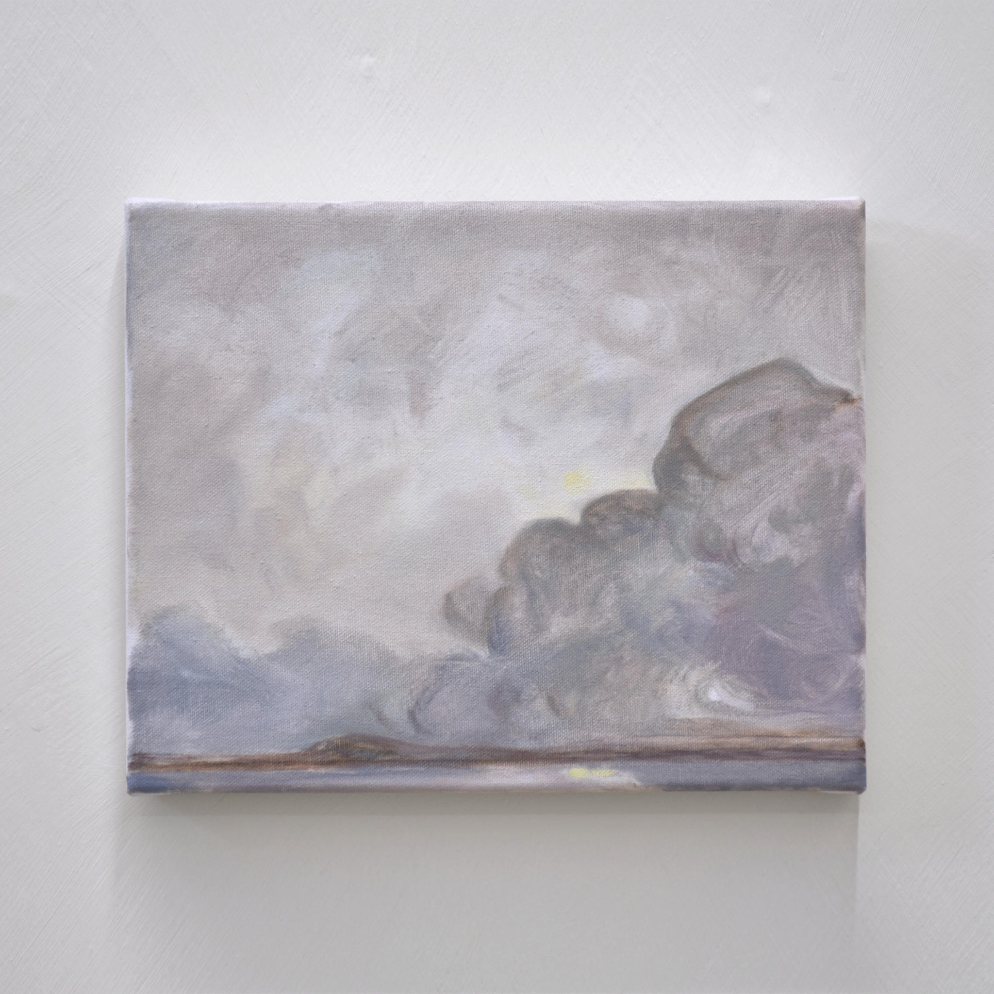 Ciel d’hiver II de Vanessa Locatelli est une œuvre vaporeuse réalisée à l’huile sur toile. Un soleil jaune perce à travers les cumulonimbus au-dessus du fleuve.