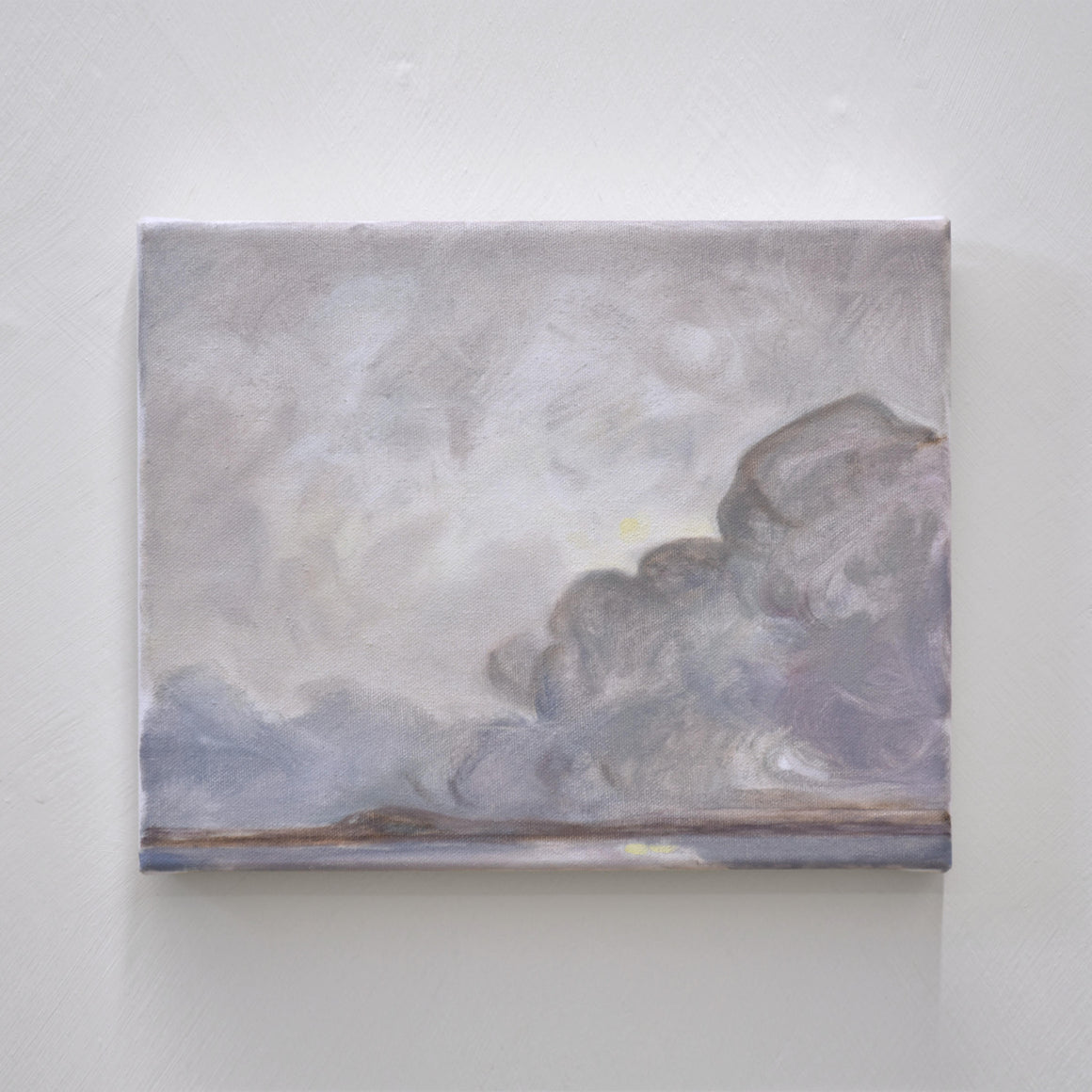 Ciel d’hiver II de Vanessa Locatelli est une œuvre vaporeuse réalisée à l’huile sur toile. Un soleil jaune perce à travers les cumulonimbus au-dessus du fleuve.