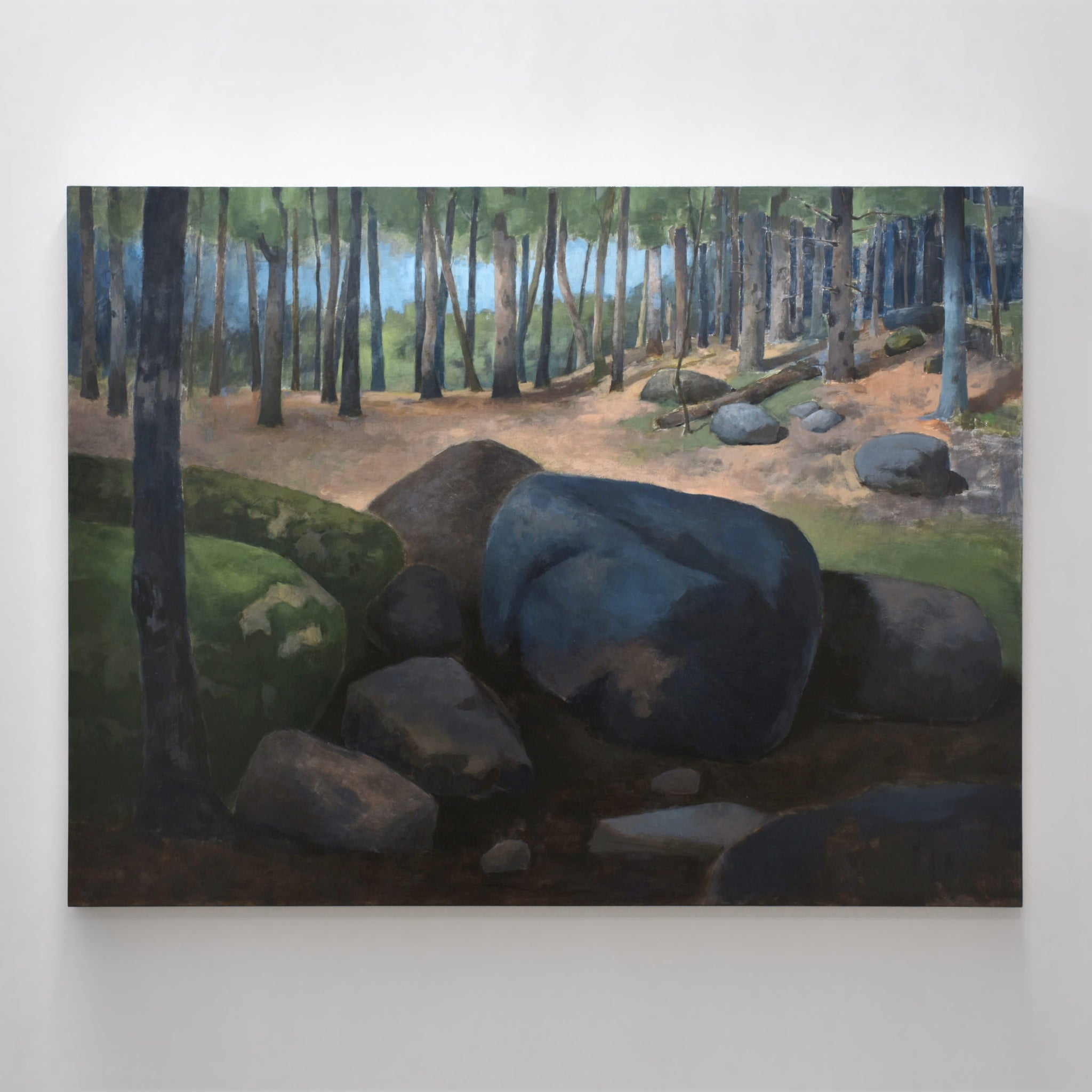 Intitulé Clairière, voici un tableau de Benoit Chartier réalisé à l’acrylique sur panneau de bois. Des rochers devant une clairière en forêt.