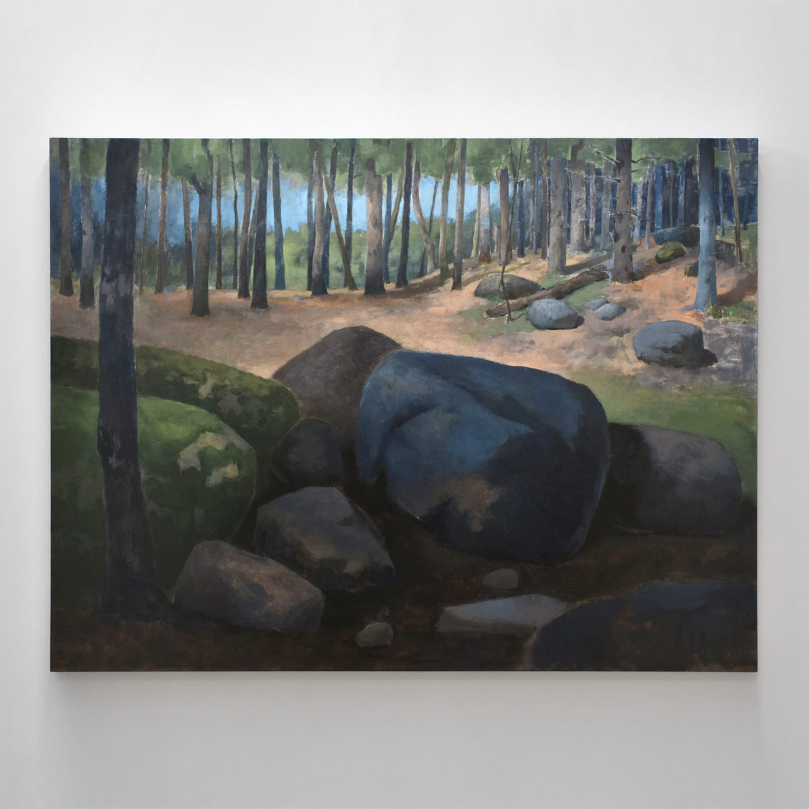 Intitulé Clairière, voici un tableau de Benoit Chartier réalisé à l’acrylique sur panneau de bois. Des rochers devant une clairière en forêt.