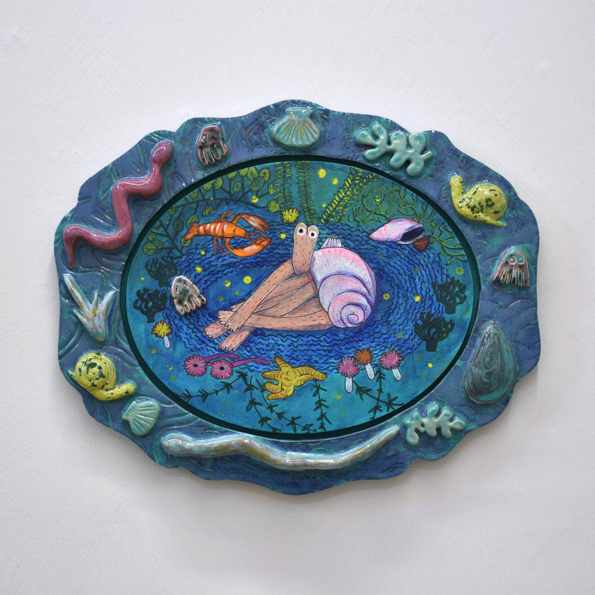 Oeuvre unique de Fanny Mesnard. Acrylique sur toile et encadrement en céramique. Un monde sous-marin imaginaire avec crustacées, anguilles, étoiles de mer et escargots.