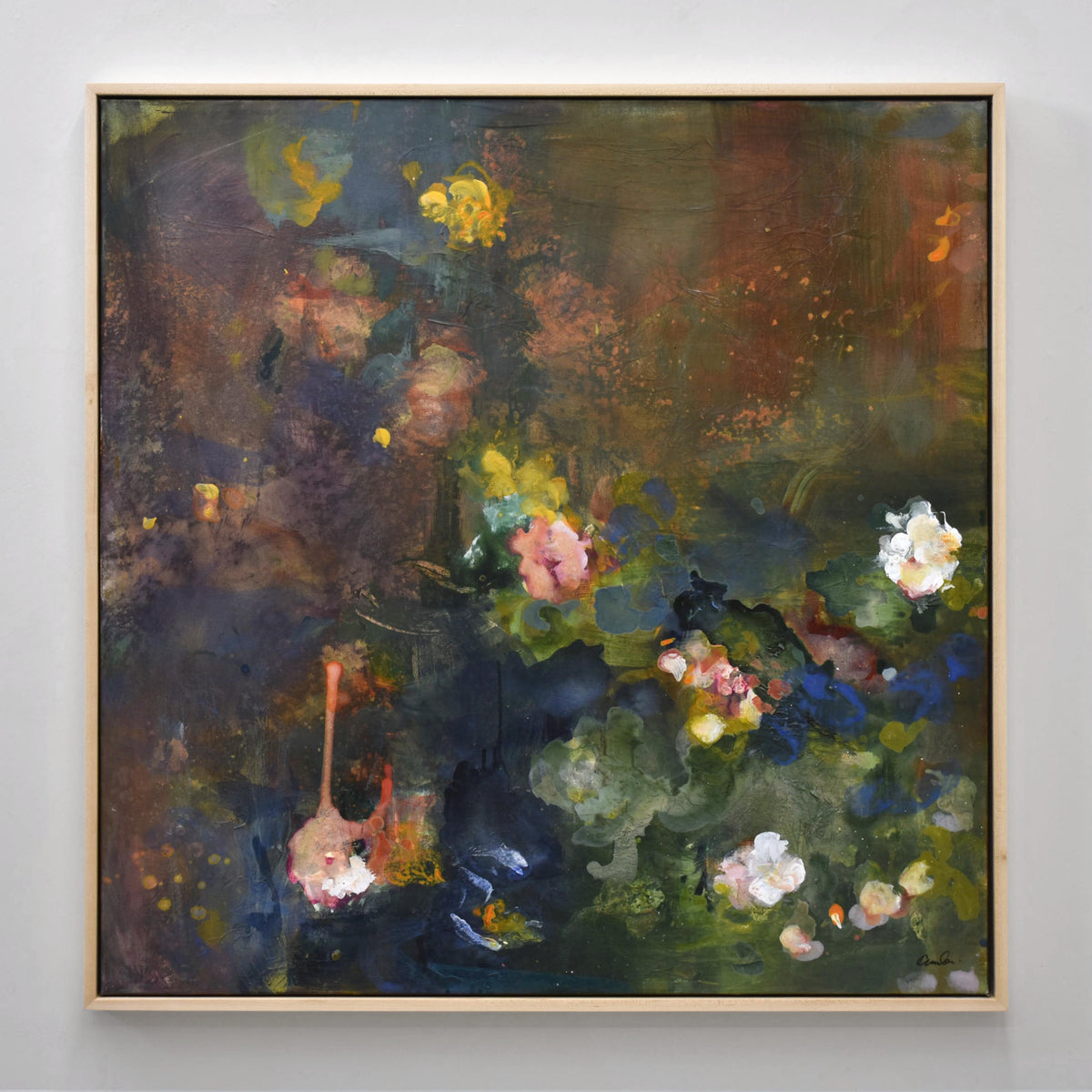 Amélie Grooscors, qui est fascinée par la couleur, vecteur de sens et d’illusions, explore les liens entre nature, mysticisme féminin et perception du monde, en proposant des œuvres où la flore devient le point d’ancrage d’une réflexion poétique et engagée sur l’environnement et notre rapport au vivant.