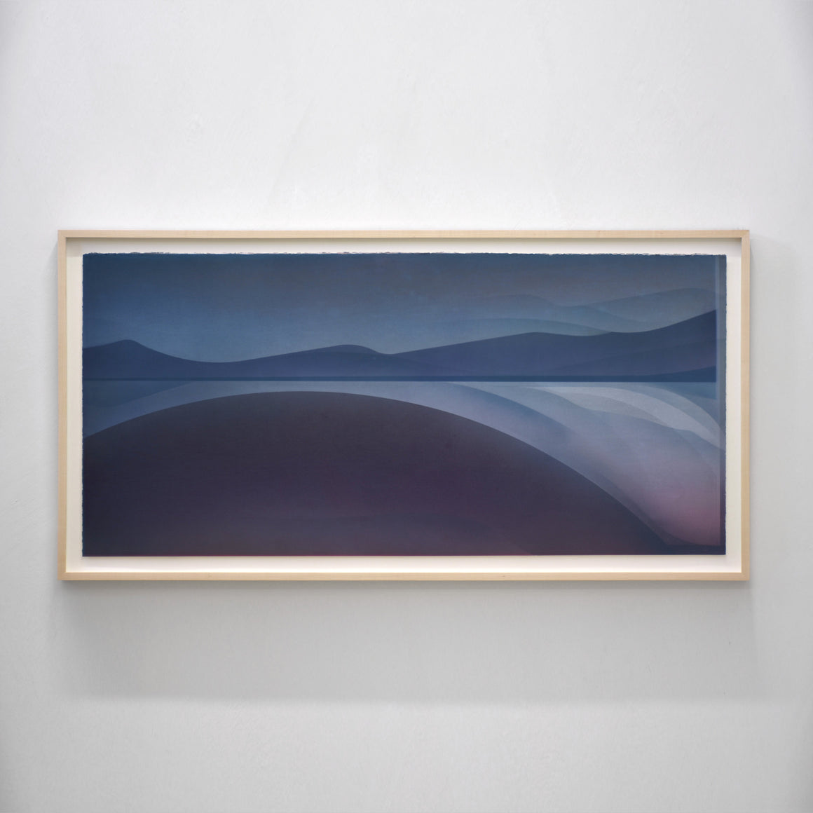 Succomber à l’envier, par Jason Cantoro. Acrylique sur papier coton Somerset, 24” x 47” avec cadre en érable. Composition bleu avec horizon de montagnes sur le fleuve Sainte-Laurent.