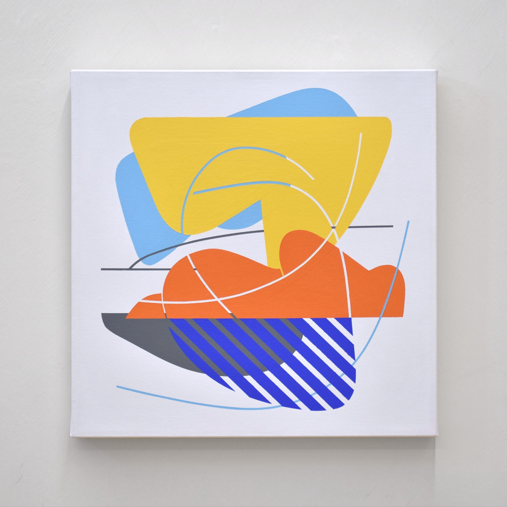 Tableau abstrait de Philippe Poullaouec-Gonidec. Des formes de couleur jaune, orangé et bleu sur fond blanc donnent l’impression d’un coucher de soleil sur la mer.