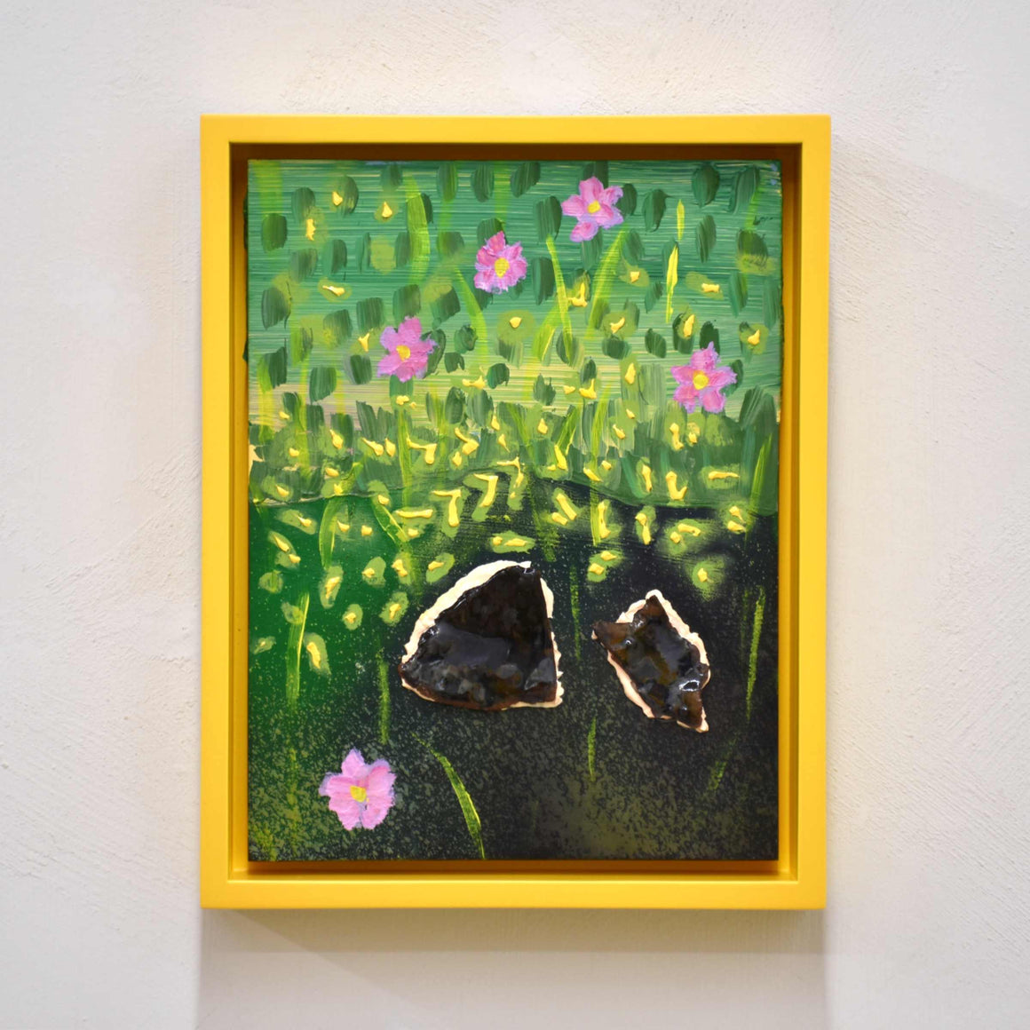 Cosmos et roche, de Josiane Lanthier. Cinq cosmos roses en fleur, gazon vert et jaune, deux rochers. Petit format au cadre jaune.