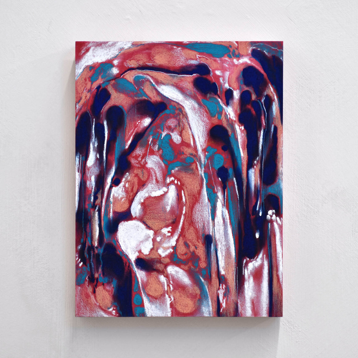 Côté ouest est une abstraction réalisée par Laurence Belzile aux crayons de couleur et pastel sur bois.