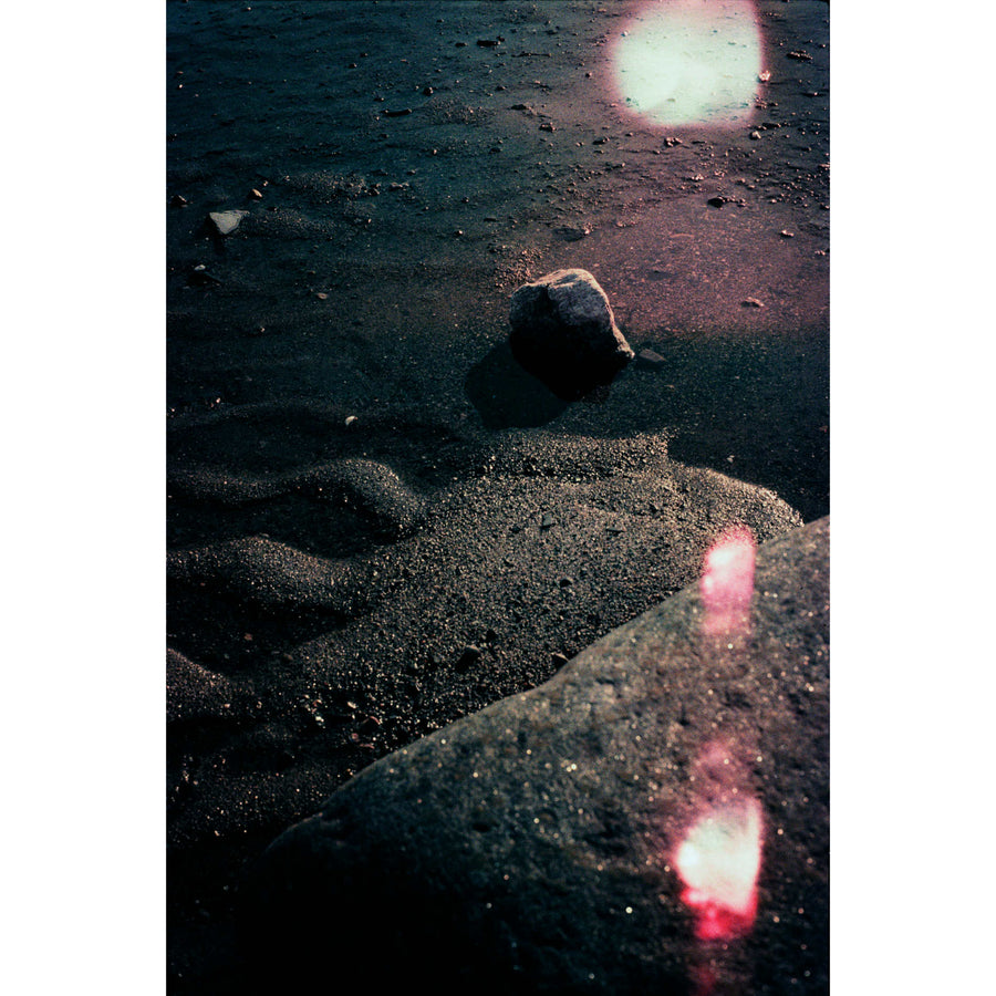Crabe des sables, par Éva-Maude TC. Photographie contemporaine sur pellicule 35 mm, 24” x 36”, 2024. Tirage limité de 4 exemplaires. Lumière du soleil sur sable à marée basse.