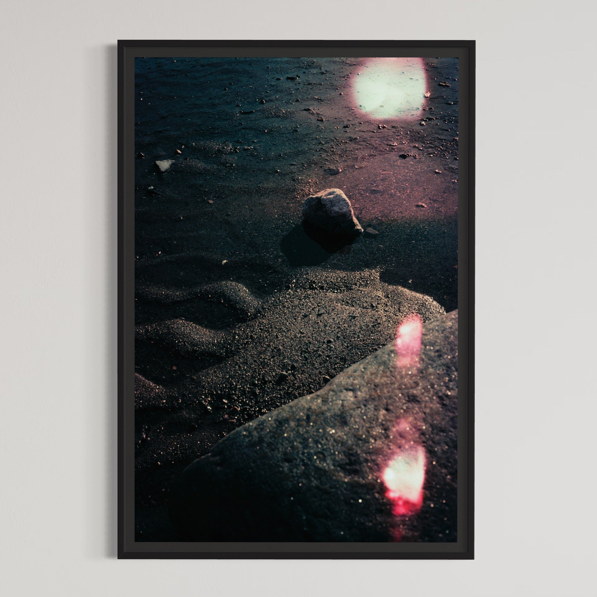 Crabe des sables, par Éva-Maude TC. Photographie contemporaine sur pellicule 35 mm, 24” x 36”, 2024. Tirage limité de 4 exemplaires. Lumière du soleil sur sable à marée basse.