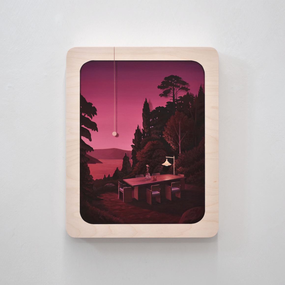 Composition surréaliste de Charles Paradis réalisée à l’huile sur bois. Une salle à manger dans un décor naturel au crépuscule rose.