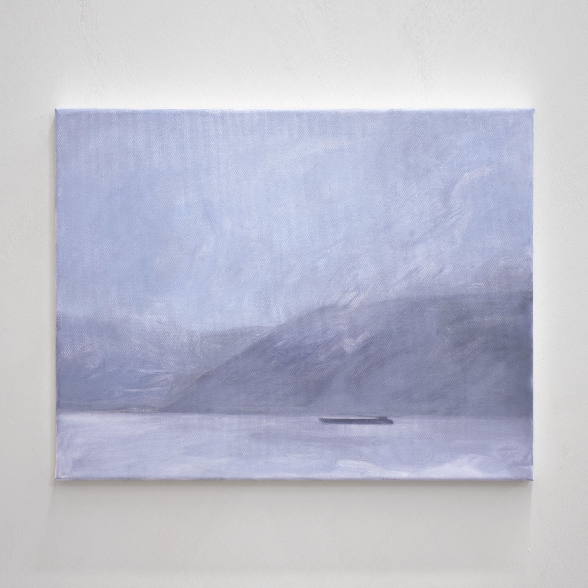Une peinture à l’huile de Vanessa Locatelli. Un bâteau avance sur le fleuve au pied des montagnes de Charlevoix. 