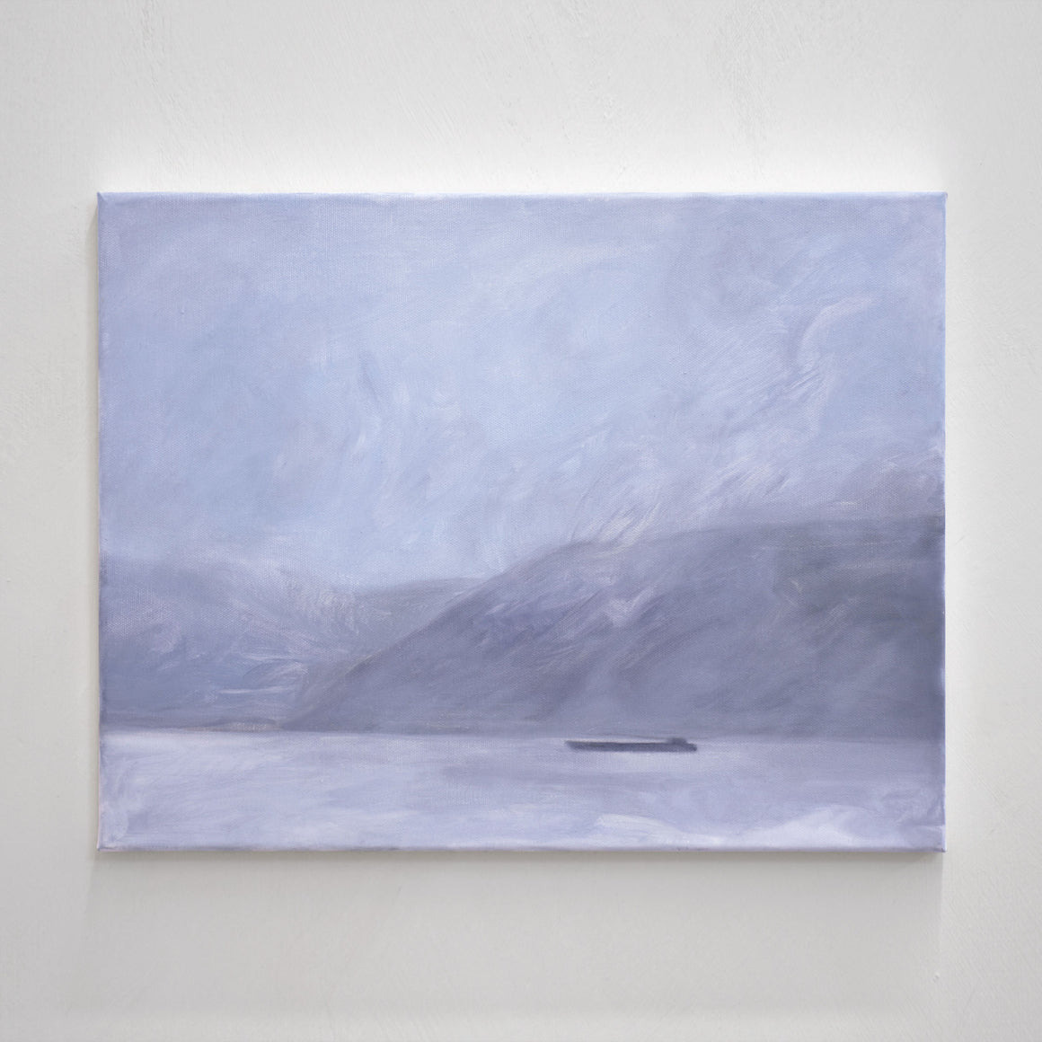 Une peinture à l’huile de Vanessa Locatelli. Un bâteau avance sur le fleuve au pied des montagnes de Charlevoix. 