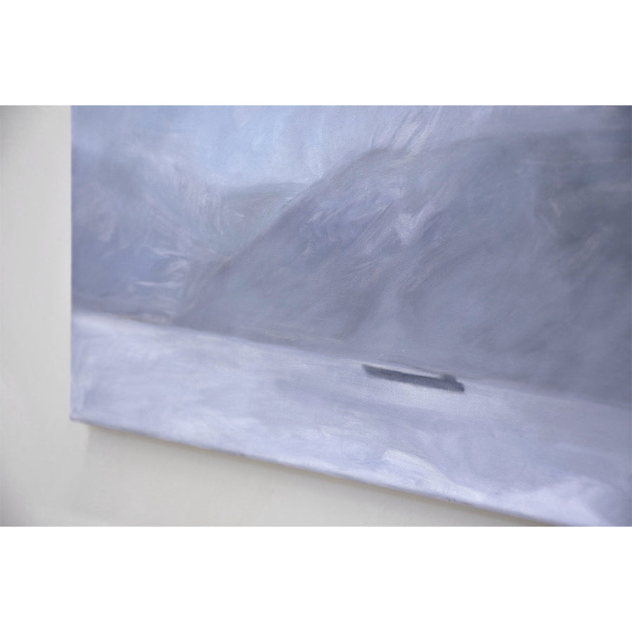 Une peinture à l’huile de Vanessa Locatelli. Un bâteau avance sur le fleuve au pied des montagnes de Charlevoix. 