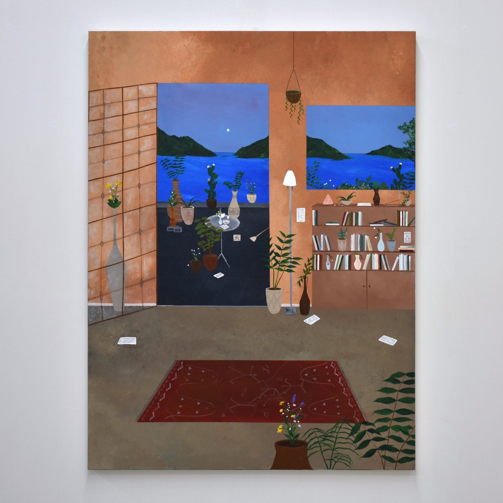 Grand format vertical de Gabriel Rioux, intérieur orangé avec ouverture sur l’extérieur, bord de mer