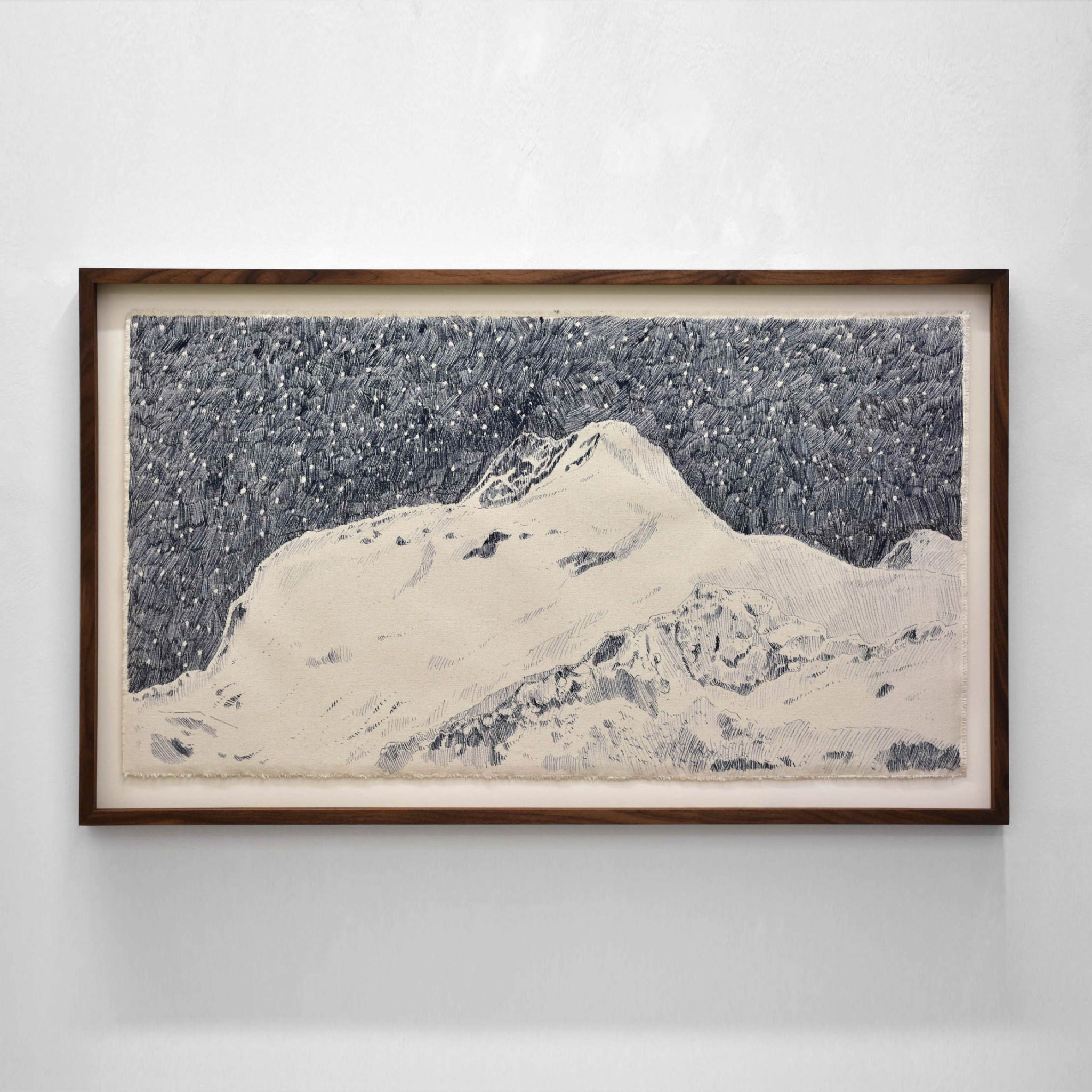 Dépôt à neige nord-côtier de Karine Locatelli, encre bleu sur toile naturelle, montagne de neige sur fond de ciel étoilé