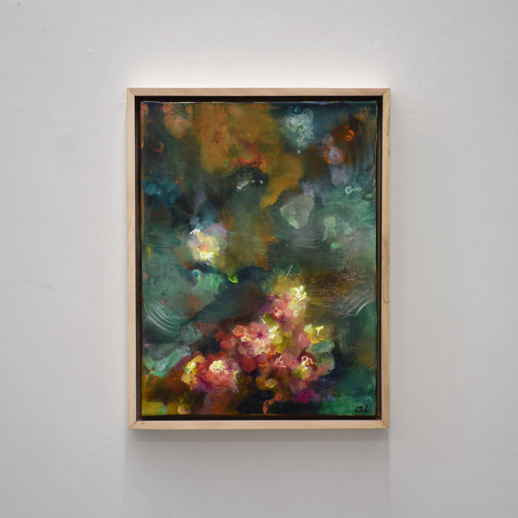 Petit format vertical d’Amélie Grooscors, avec un bouquet de fleurs jaunes et rouges sur un fond vert abstrait.
