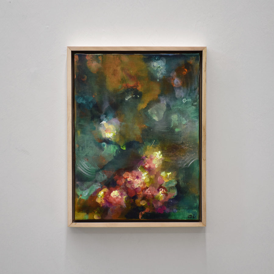 Petit format vertical d’Amélie Grooscors, avec un bouquet de fleurs jaunes et rouges sur un fond vert abstrait.