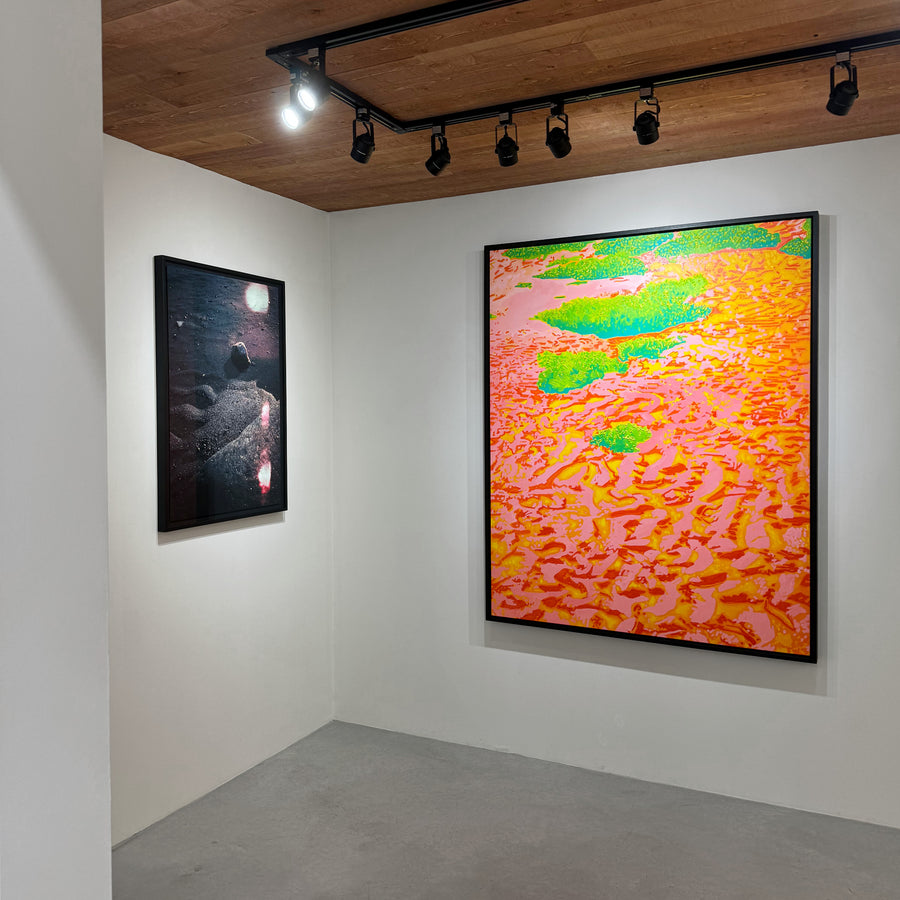 L’eau dessine, de Josiane Lanthier. Grand format vertical, acrylique sur toile, 48” x 60”, 2024. Les motifs de l’eau dans le sable à marée basse, avec des algues vertes.