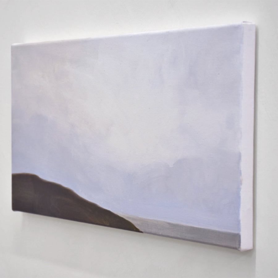 Une marine de Vanessa Locatelli. Une vue sur le fleuve depuis Charlevoix avec une éclaircie de lumière dans un ciel de nuages.