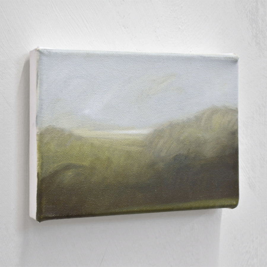 Étude à l’huile par Vanessa Locatelli. Une éclaircie au loin traverse les collines verdoyantes de Charlevoix.