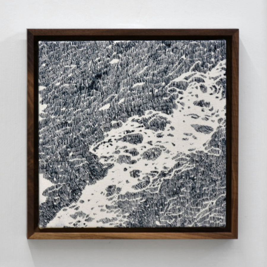 Écume et mer de Karine Locatelli, encre bleue sur toile naturelle, motif abstrait de l’écume sur l’eau