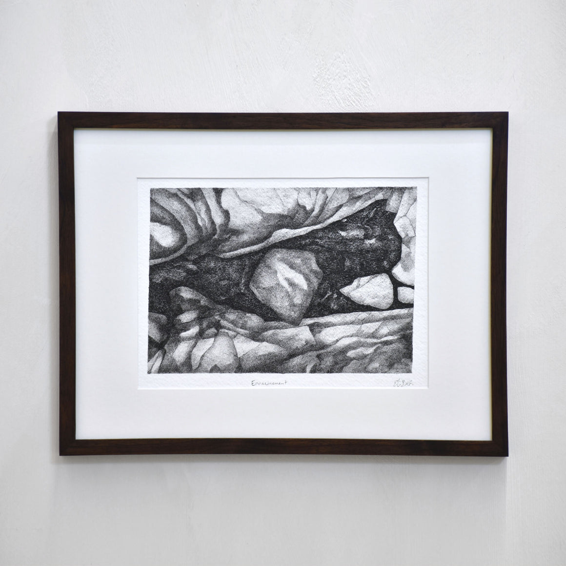 Enracinement, par Elisabeth Gravel. Dessin à l’encre noire sur papier, composition de rochers.