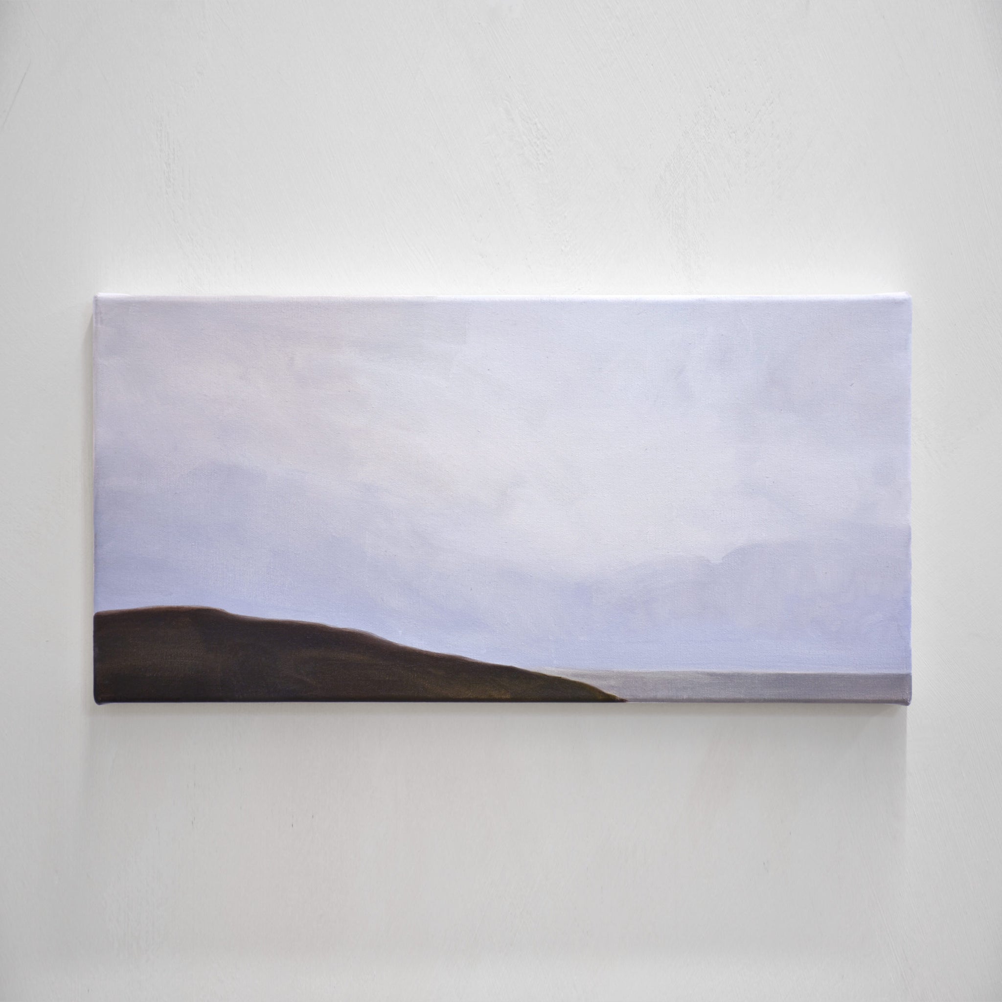 Une marine de Vanessa Locatelli. Une vue sur le fleuve depuis Charlevoix avec une éclaircie de lumière dans un ciel de nuages.