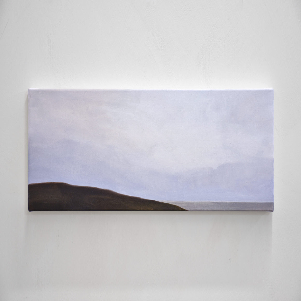 Une marine de Vanessa Locatelli. Une vue sur le fleuve depuis Charlevoix avec une éclaircie de lumière dans un ciel de nuages.