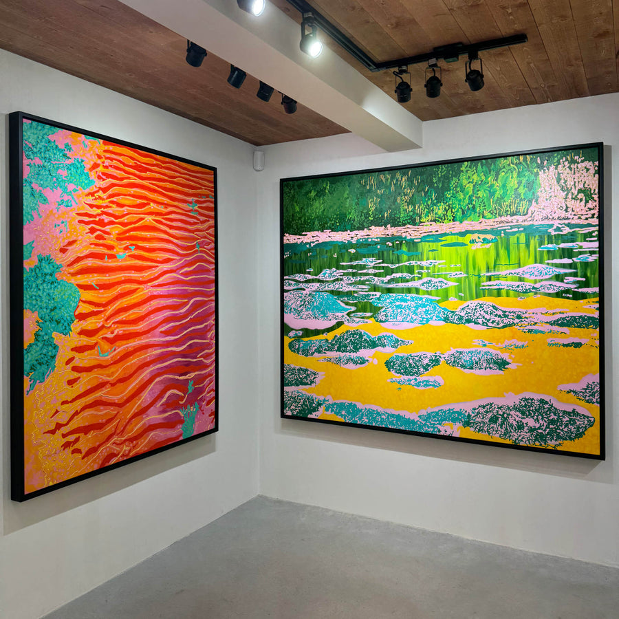 Le tendre reflet, de Josiane Lanthier. Un hommage à Rita Letendre. Grand tableau horizontal du fleuve avec un horizon d’arbres. Cadre noir.