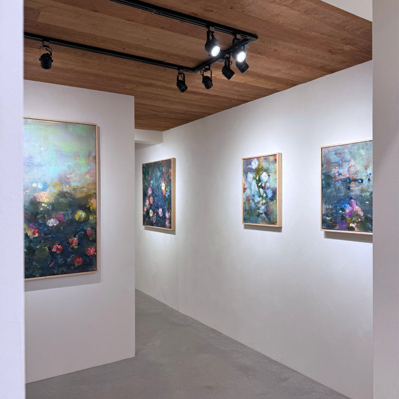 Avec « L’oreille au sol », Amélie , petite nièce du Frère Marie-Victorin, nous convie à tendre l’oreille vers ce qui murmure, à retrouver le sacré dans le végétal, à renouer avec l’intelligence du vivant. Tableaux floraux réalisés à la peinture à l’huile sur toile, petits et grands formats, encadrement en érable naturel. À voir chez Champagne et Paradis.