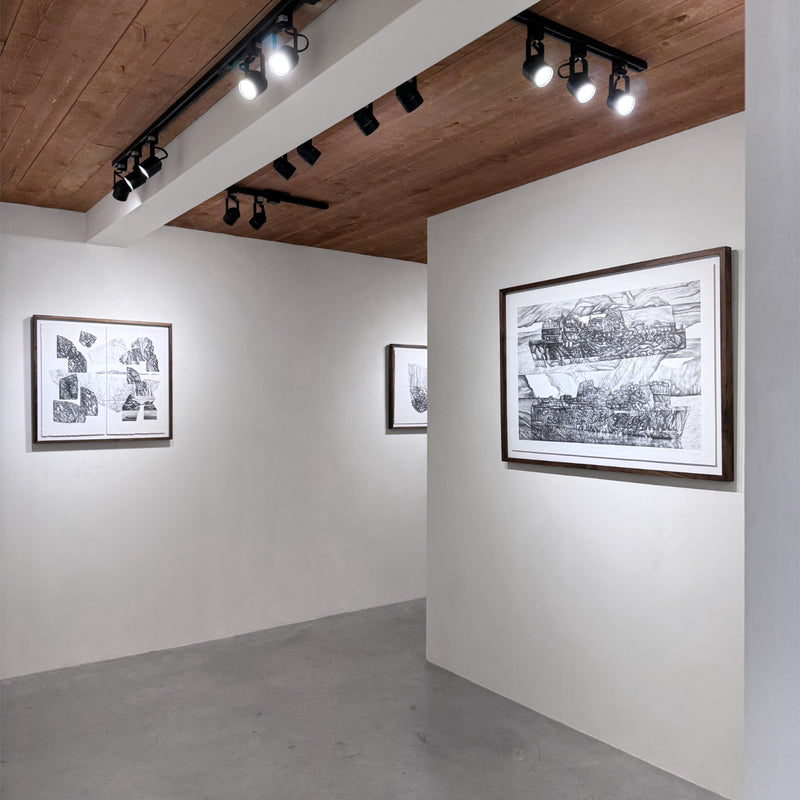 Intitulée « Horizons croisés », cette exposition d’Elisabeth Gravel, représentée par Champagne et Paradis, mettait en lumière ses toutes dernières recherches visuelles constituées de dessins réalisés à l’encre noire sur papier Arches inspirés des grands espaces. Les encadrements, en noyer naturel, ont été fabriqués par Atelier 27 x 27. 
