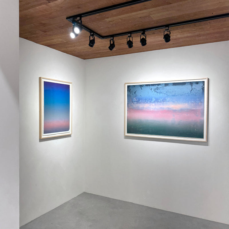 L’exposition de Jason Cantoro était à voir tout l’été 2025 à la galerie d’art contemporain Champagne et Paradis, à Kamouraska. Le corpus présenté réunissait trois grandes séries de l’artiste, soit « Les dépendances », « Les fréquences » et « Les loisirs ». Jason Cantoro, artiste de Montréal, rend actuel l’idée des couchers de soleil dans son travail et rend ainsi hommage à la beauté du crépuscule sur les rivages du fleuve Sainte-Laurent.