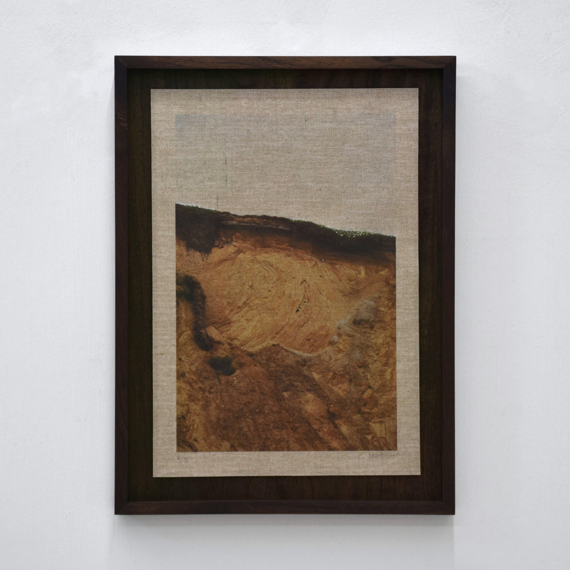 Falaise et asters, par Alphiya Joncas et Karine Locatelli. Impression unique d’une photographie de falaire, broderie sur lin. Encadrement en noyer.