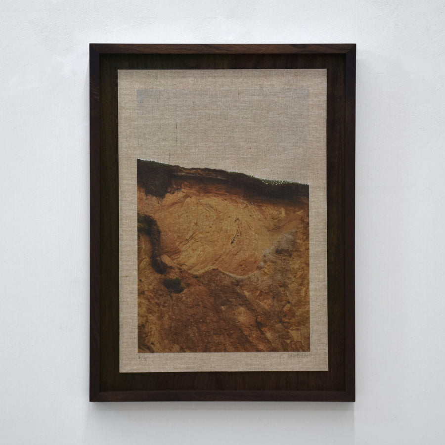 Falaise et asters, par Alphiya Joncas et Karine Locatelli. Impression unique d’une photographie de falaire, broderie sur lin. Encadrement en noyer.