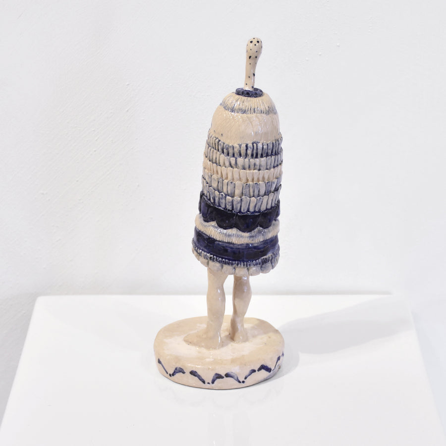 Sculpture en céramique d’Andréanne Le. Hudon. Une femme porte sur elle un habit en forme de pistil.