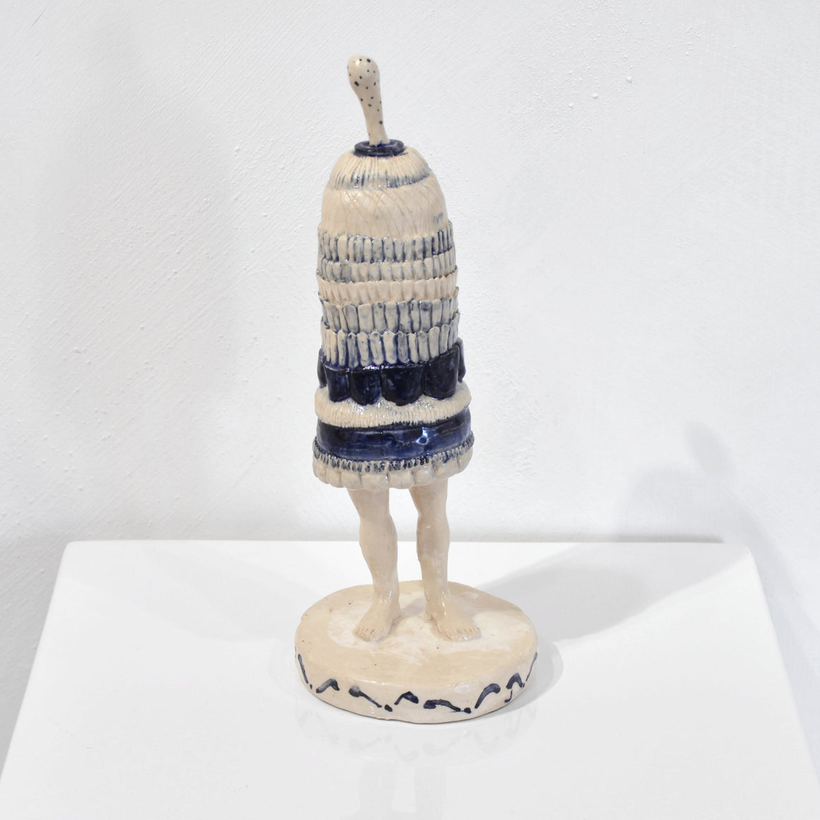 Sculpture en céramique d’Andréanne Le. Hudon. Une femme porte sur elle un habit en forme de pistil.