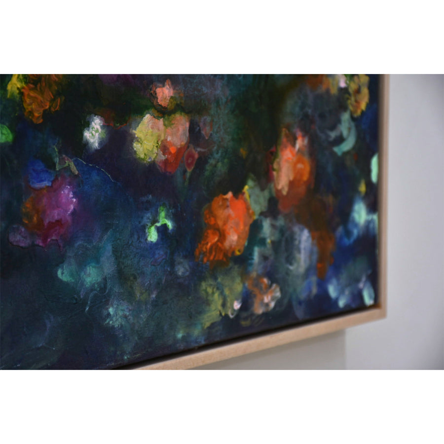 Un tableau floral rouge et bleu d’Amélie Grooscors. Petit format horizontal encadré avec de l’érable.