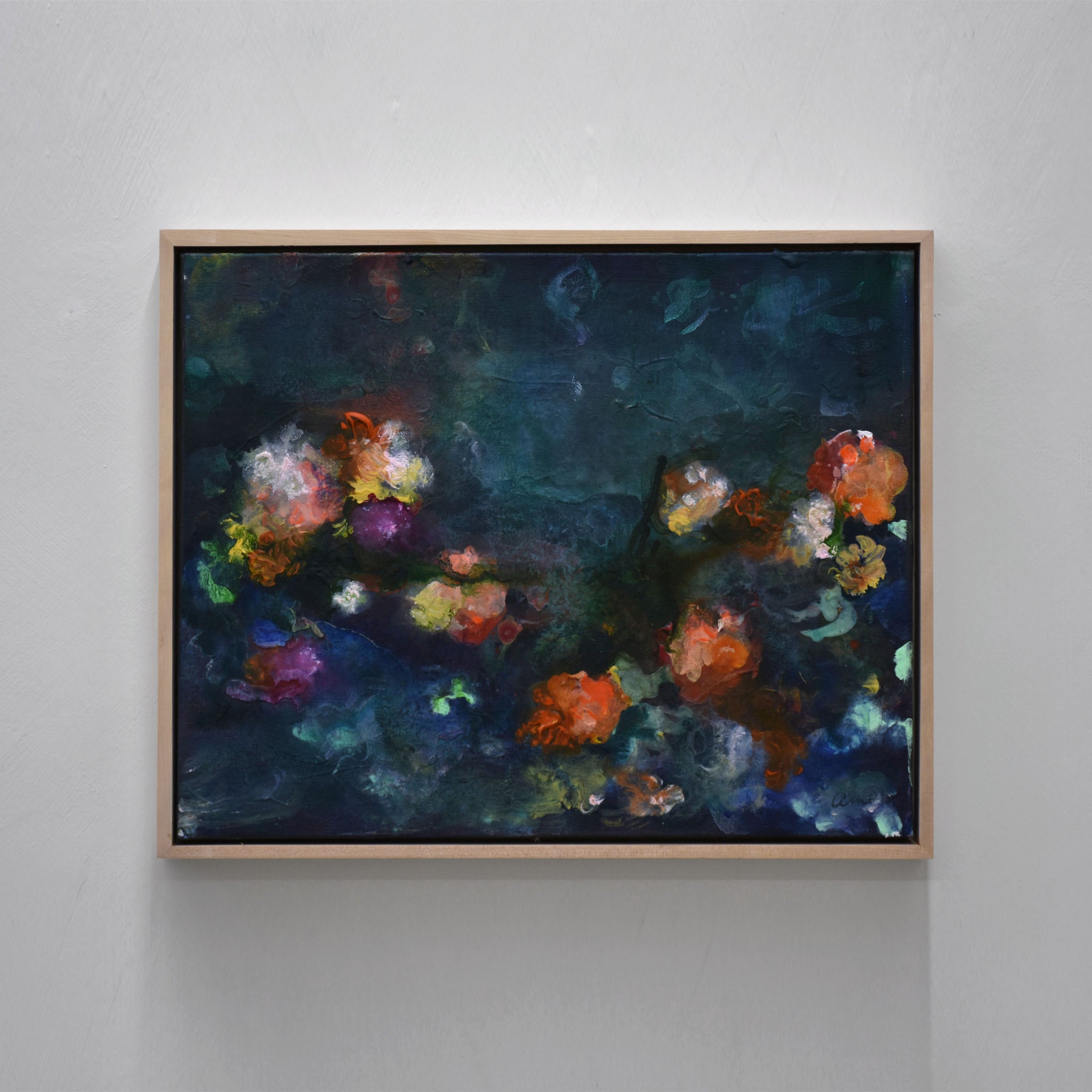 Un tableau floral rouge et bleu d’Amélie Grooscors. Petit format horizontal encadré avec de l’érable.