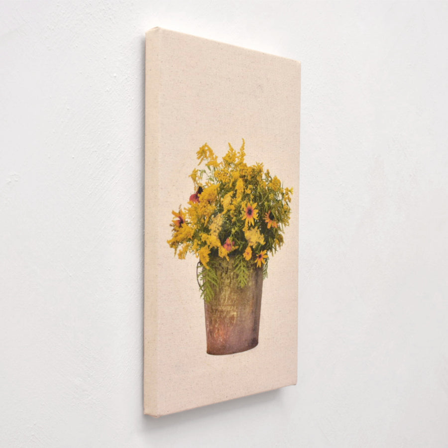 Tirage unique d’une nature morte signée Caroline Bolieu. Impression à jet d’encre et aquarelle sur toile. Bouquet de fleurs sauvages jaunes.