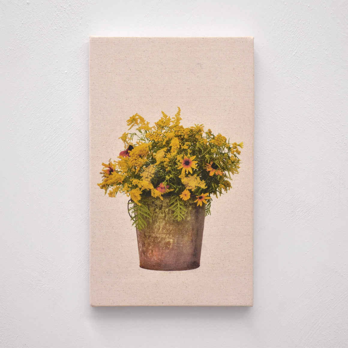 Tirage unique d’une nature morte signée Caroline Bolieu. Impression à jet d’encre et aquarelle sur toile. Bouquet de fleurs sauvages jaunes.