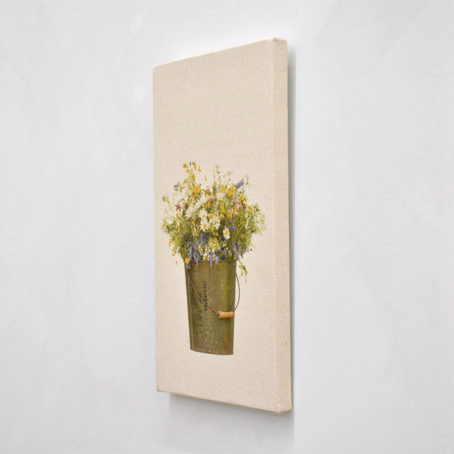 Tirage photographique unique de Caroline Bolieu. Un gros bouquet de fleurs sauvages dans un seau vintage en métal.