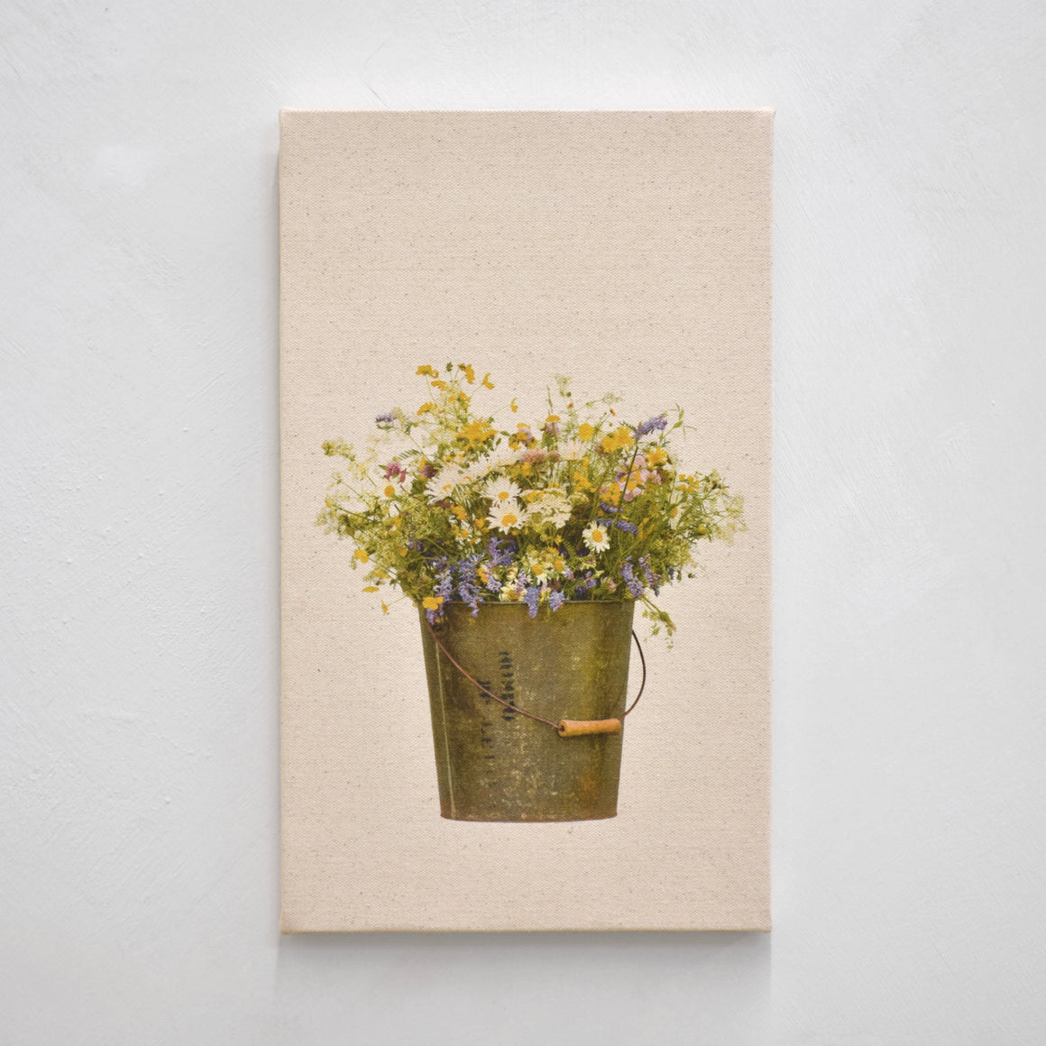 Tirage photographique unique de Caroline Bolieu. Un gros bouquet de fleurs sauvages dans un seau vintage en métal.