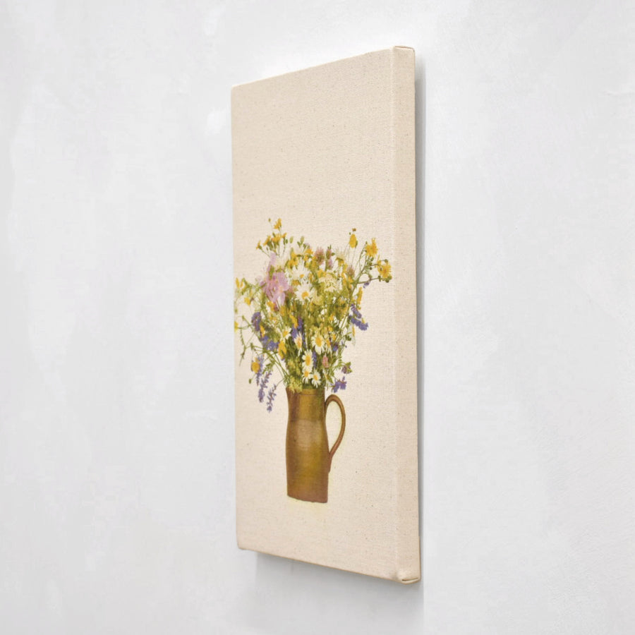 Tirage photographique unique de Caroline Bolieu. Un bouquet de fleurs sauvages dans une carafe vintage en grès.