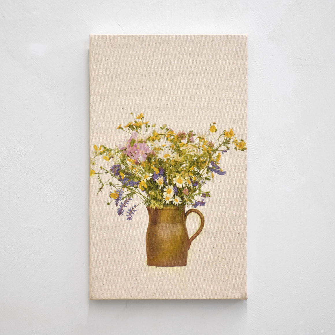 Tirage photographique unique de Caroline Bolieu. Un bouquet de fleurs sauvages dans une carafe vintage en grès.