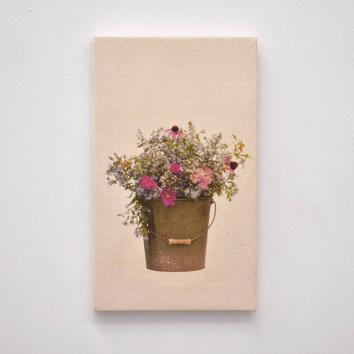 Tirage unique d’une nature morte signée Caroline Bolieu. Impression à jet d’encre et aquarelle sur toile.