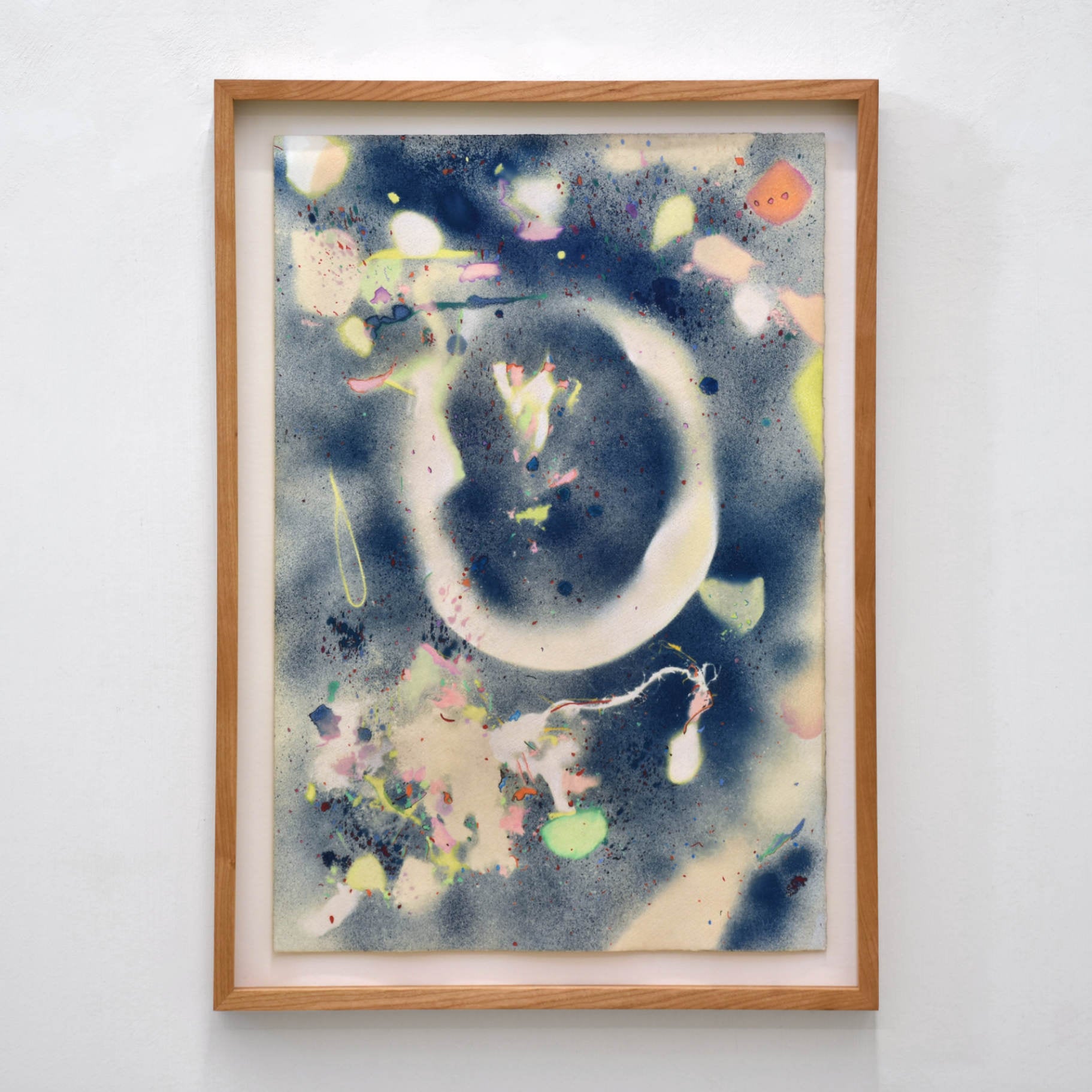 Île Boudreau, forme ovale, par Marie-Claude Drolet. Cyanotype et interventions aux crayons de couleur sur papier aquarelle Fabriano. Encadrement en cerisier. Motif d’éléments figuratifs de plage.