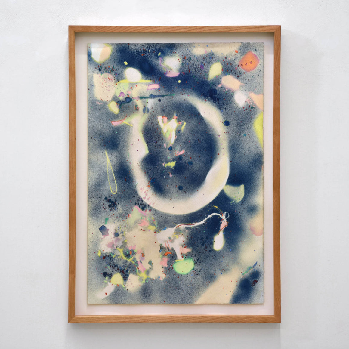 Île Boudreau, forme ovale, par Marie-Claude Drolet. Cyanotype et interventions aux crayons de couleur sur papier aquarelle Fabriano. Encadrement en cerisier. Motif d’éléments figuratifs de plage.