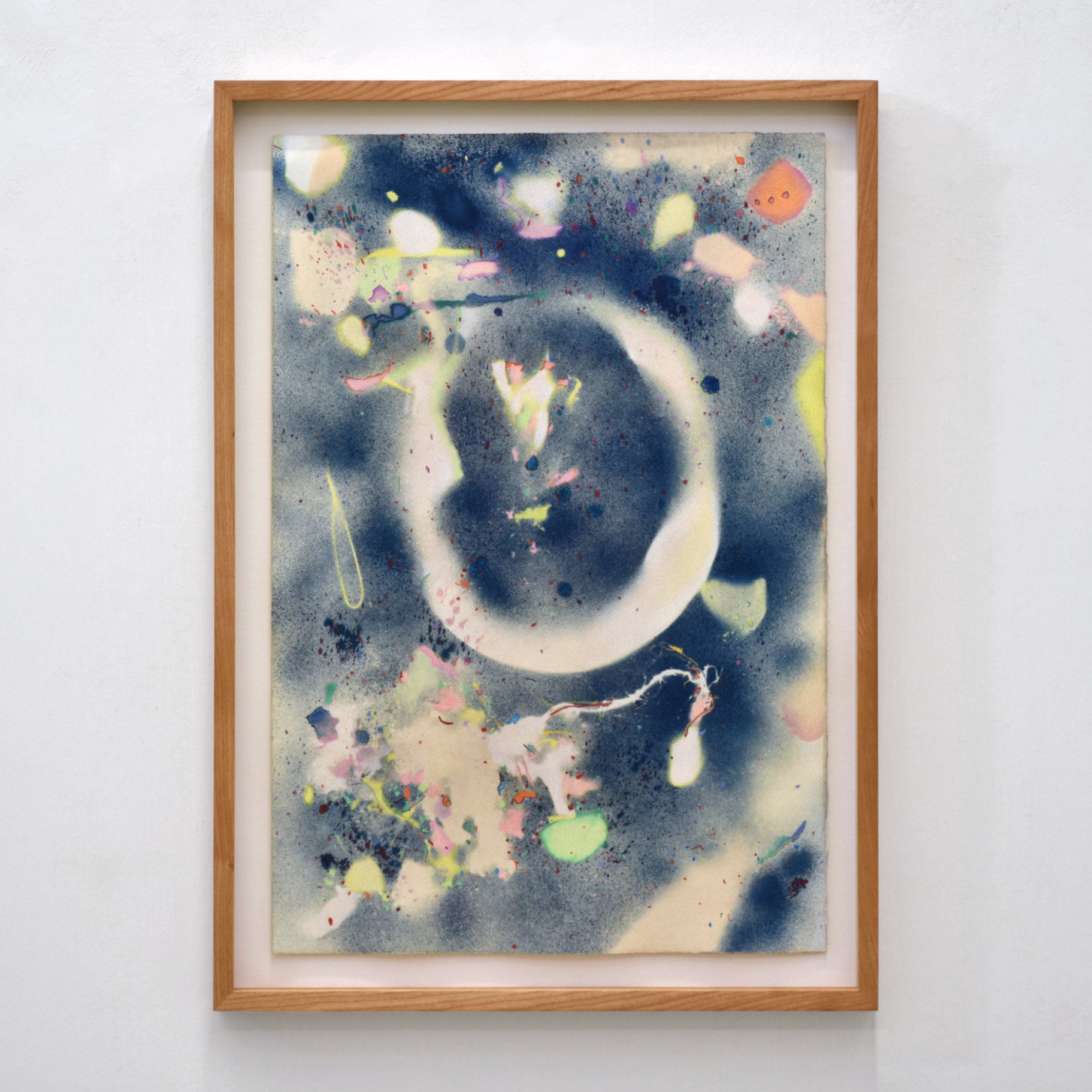 Île Boudreau, forme ovale, par Marie-Claude Drolet. Cyanotype et interventions aux crayons de couleur sur papier aquarelle Fabriano. Encadrement en cerisier. Motif d’éléments figuratifs de plage.